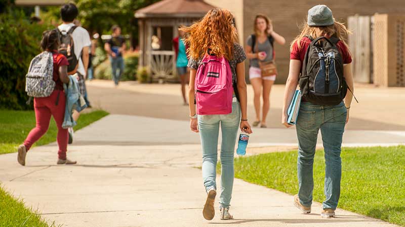 Photo of Thomas Nelson students walking across the Hampton campus